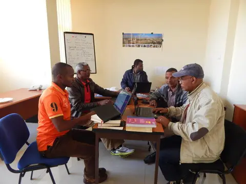 እእኖር ወያ ጉርዳ መጣሐፍ ቅዱስ አአር ቲያትዋቼይዳ::/ የእኖር አዲስ ኪዳን መጽሐፍ ቅዱስ ተርጓሚዎች በመመካከር ላይ።/The translation team conducting a discussion.