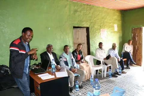  እእኖር ወያ ጉርዳ መጣፍ ቅዱስ ተርጓሚ ሁኖዋ ቲሰሎጡንታ::/ የእኖር  መጽሔ ቅዱስ ተርጓሚዎች በስልጠና ላይል::/The Bible translation team undertaking training.