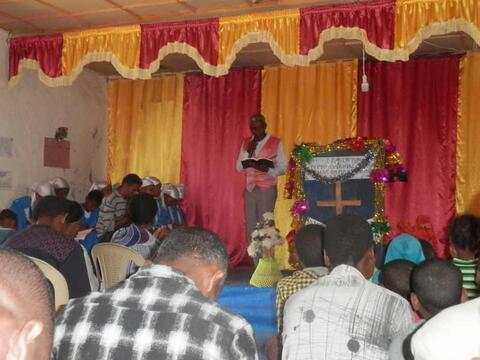 በእኖር ወረዳ በአብርር ቀበሌ ገበሬ መሃበር አነዳ መሰረተ ክርስቶስ ቤተክርስቲያን አኖውታ ሰቭ እእግዜር ቃር ቲሶኦታ/በእኖር ወረዳ በአብርር ቀበሌ ገበሬ ማሃበር  የሚገኝ የመሰረተ ክርስቶስ ምዕመናን የእግዝአብሔር ቃል በመስማት ላይ።/The word of God being shared within a local church found along the streets Abrer, in the Inor region. 