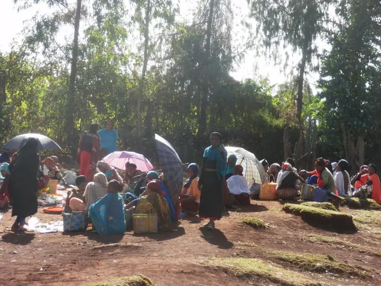 ኢስቻ ህና በአብርር ገያ ቂጥ ቲያቂጫታ።/ሴቶቹ በአብርር ገበያ ሲገበያዩ/Merchants selling their merchandise along the streets