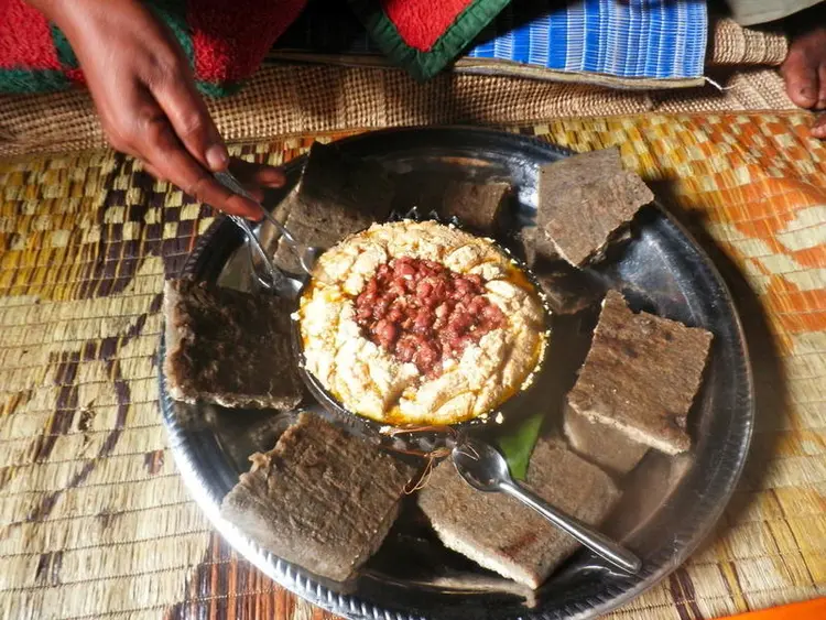 ኡሳይ ክትፎ እማትሜ ባቴኤነዉዮይ።/ቆጮና ከክትፎ በአንድነት ለምብል በቀረበበት።/An equisye meal of Kitfo with Kocho